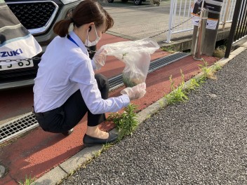 店舗周りを清掃いたしました！！